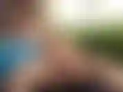 Fuori dalla piccola piscina nel mio cortile cercando di prendere un po' di abbronzatura ma poi divento così eccitata che ho bisogno di farmi venire.