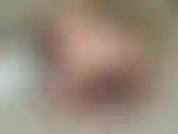 Vorresti essere accanto a me in questo grande letto ma siccome non lo sei, gioco con me stesso e mi faccio venire così forte.