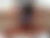 Seduta sulla sedia che ti dà una bella vista delle mie grosse gambe e delle mie graziose mutandine di cotone, guardami stuzzicare la mia figa mentre vorresti poter usare la tua lingua per farlo!