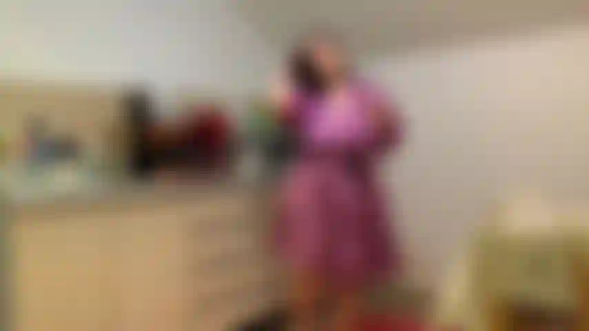 Sul pavimento della cucina con l'idraulico.