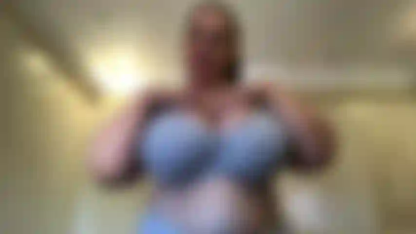 Accarezzalo per la mamma, ho visto il modo in cui mi guardi e come ti viene duro a guardare la mia scollatura, quindi preparati per un po' di provocazione, la mamma ti farà venire forte.