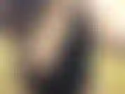 Lascio cadere le mie tette da sotto la maglietta.