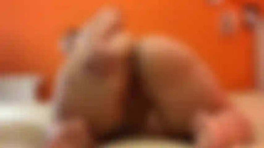 Adoro giocare con il mio buco del culo e provarlo, prima comincio con le dita poi prendo il mio giocattolo di vetro e dopo che arrivo al mio dildo, puoi vedermi mentre provo a rimanere a bocca aperta (questo non funziona mai con me, il mio culo è.