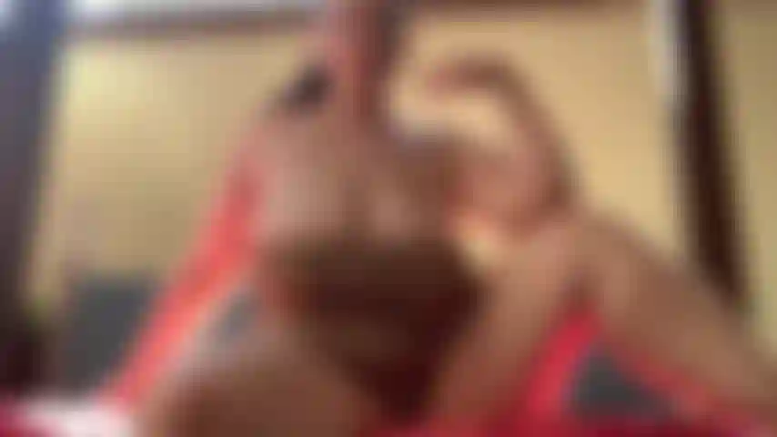 Il sole è alto ed è una bella giornata per essere nuda in giardino e cavalcare il mio dildo per te.