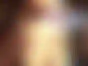 Ti sto prendendo in giro con il mio enorme culo in mutandine di pizzo.