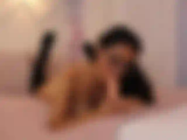 Succhio un dildo sul mio letto.