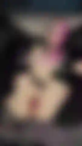 Gioco con alcuni dei miei giocattoli preferiti finché non arrivo all'orgasmo... -Giocattolo per pompaggio/leccatura del clitoride -dildo -vibratore ad aspirazione d'aria.