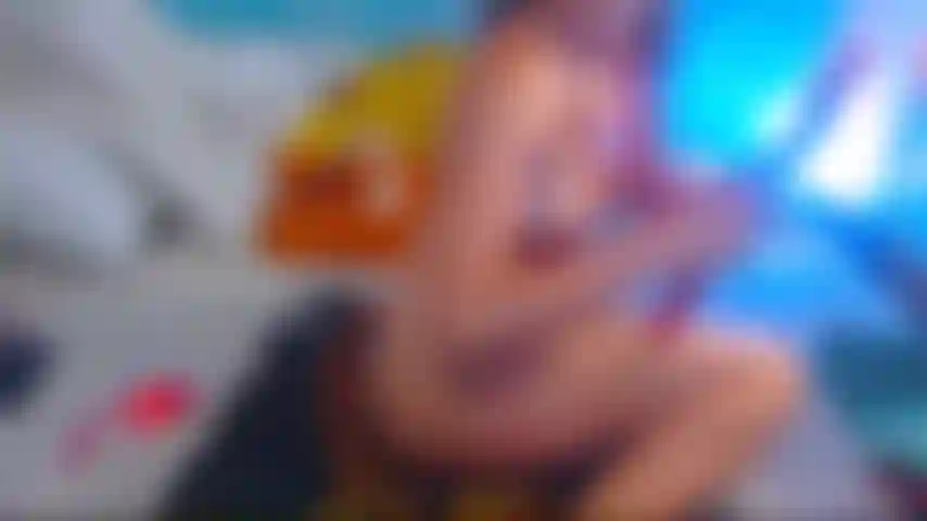 Sculacciami con la cintura rossa sul grande letto.