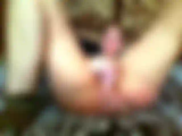 Un giocattolo bianco nella figa e un buon sito di dildo nella figa allo stesso tempo e una doppia penetrazione nell'orgasmo.