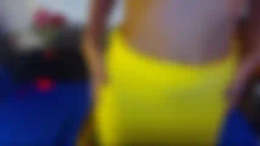 Scopami il culo con un dildo di buone dimensioni e dopo il mais nel culo in calze nere e minigonna color limone.