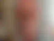 Mi faccio la doccia sul mio corpo nudo, caldo e sinuoso.