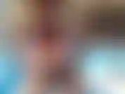 Fumo una sigaretta in piscina, mentre sciolgo il bikini e mi diverto a fumare nuda nella mia piscina.