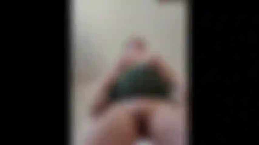 Inserisco il mio dildo in vista della gonna e schizza sul pavimento.