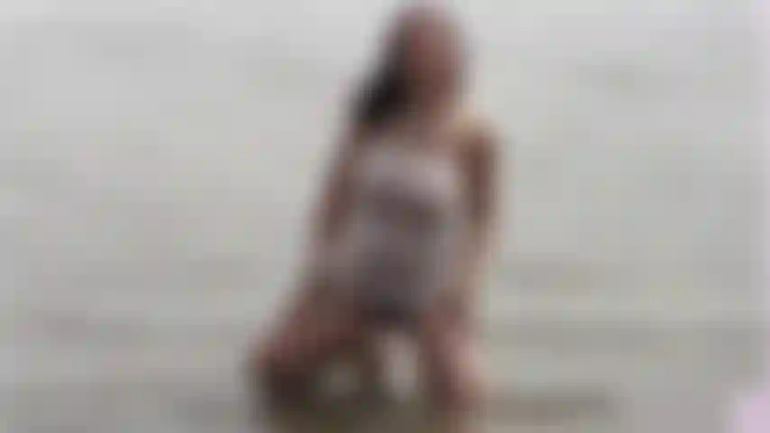 Gioco in un lac, mostrando il mio corpo.