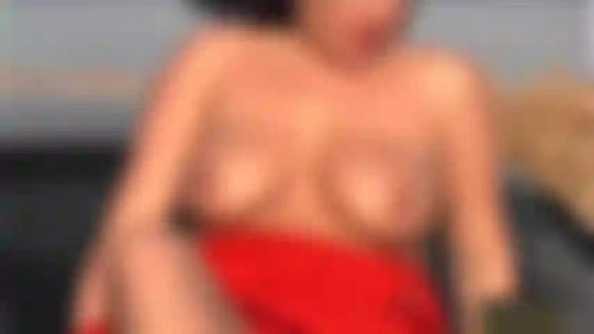 Nuda nella fattoria.