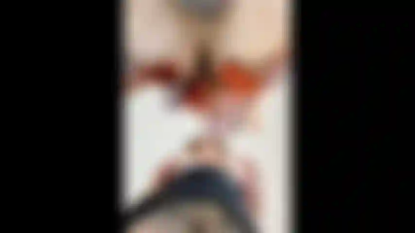 Vue d en dessous de notre jupe kissing et bubble gum. Spettacolo di upskirt e gomme da masticare.