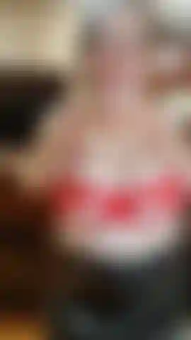 Mi masturbo la mia figa pelosa.