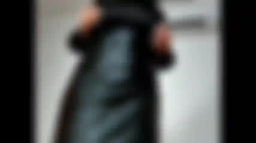 Mi sbavi sui piedi come una patetica puttanella.