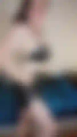 Dominazione estrema con maschera, guanti neri, colletto e calze in lattice nere.