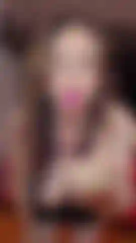 Nella mia lingerie nera mi spoglio e poi succhio profondi squirt anali.