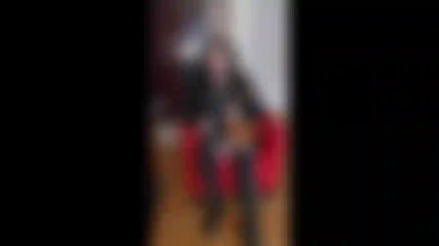 Non posso credere di averti scaricata perché eri una piagnucolona, ​​e ora mi implori di riprenderti. Potrei prenderlo in considerazione, ma solo se prima posso umiliarti! So che il mio outfit in pelle ti fa impazzire.