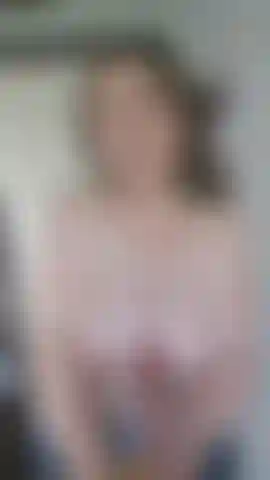 Cammino nuda in casa e mi masturbo.