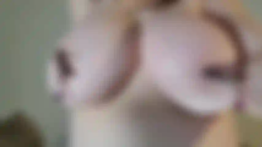 Morsetti sui capezzoli da vicino e mi masturbo.