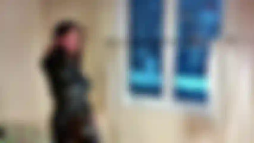 Non puoi smettere di fantasticare sul tuo vicino sexy. Puoi fare questo solo per lei. Sei diventata così disperata che l'unico modo per uscirne è masturbarti con lei mentre la spia dalla sua parte, osservandola.