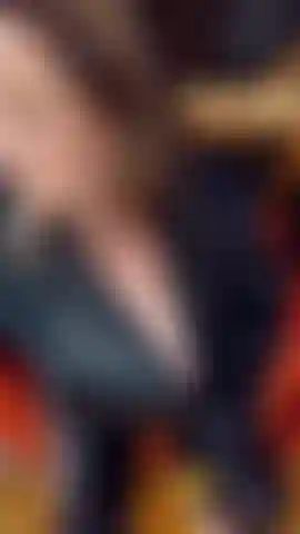 Gli effetti del mio veleno hanno iniziato a svanire ma tu sei troppo debole per resistere a un'altra dose. Vieni più vicino, ti chiamo con i miei artigli affilati.. Rilassati, metto la sigaretta del mio cappotto di pelle nera.