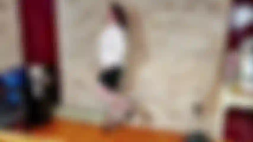 Spogliarello sensuale e masturbazione.