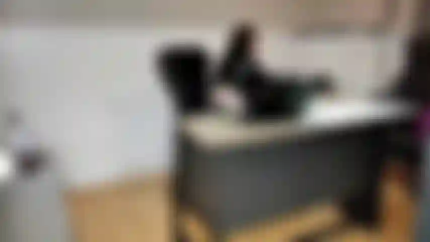 Ricatto da parte del capo, so esattamente cosa stai facendo nel tuo ufficio quando dovresti lavorare! In realtà ho dei video di sorveglianza qui. In quanto tuo capo, ho il diritto di licenziarti immediatamente.