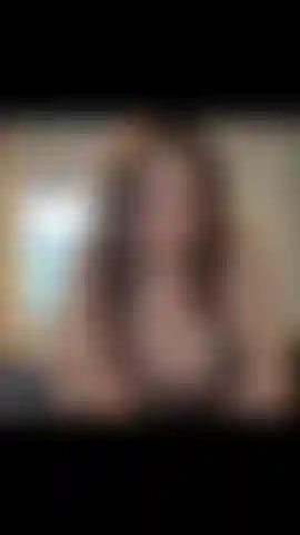 Nella mia camera da letto metto in mostra il mio corpo e il nostro lunghissimo dildo.