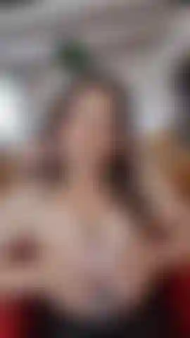 Gioco con le tette, mi masturbo, la figa si avvicina, le tette rimbalzano.