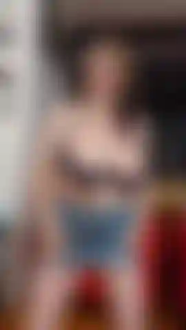 Le tette giocano 36ddd reali, mi masturbo e faccio joi.