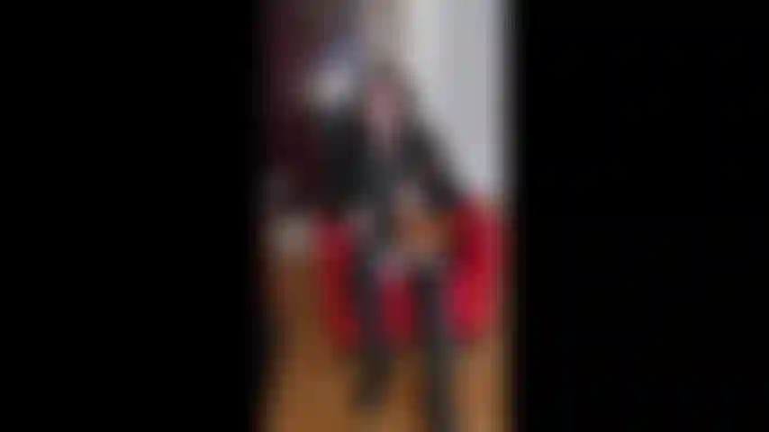 Non posso credere di averti scaricata perché eri una piagnucolona, ​​e ora mi implori di riprenderti. Ascolta, potrei considerarlo, ma ad una sola condizione: se prima riesco ad umiliarti! So che sbavi ogni volta.