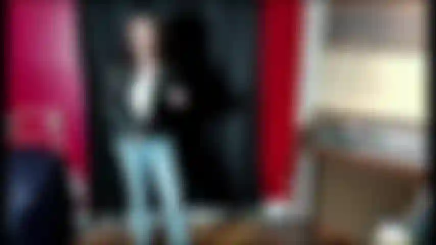 Piccolo pervertito! Quindi così, vuoi ascoltare cosa dico nel mio diario di sottomissione? Hai assolutamente ragione, soprattutto perché la sessione di oggi è particolarmente intensa! Diverse scoperte per me, nuove sensazioni.