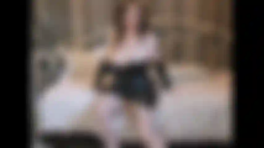 Faccio il dominante e mi dito che non potrai mai scopare una bella ragazza come te. Ti faccio vergognare perché sono troppo sexy per te masturbandoti per provocarmi.