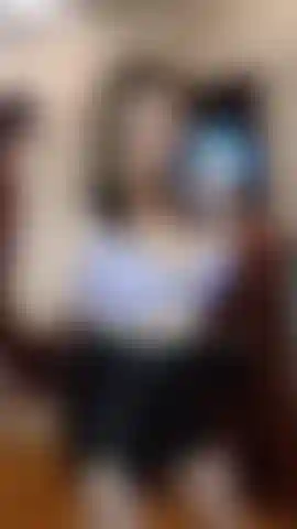 Faccio uno spogliarello, succhio un dildo, mi masturbo, faccio una spagnola, squirto.