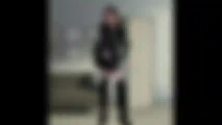 Polizia (riporta rifiuto da parte di un poliziotto cattivo) sai perché sono qui stasera? I tuoi vicini hanno riferito che ti stavi masturbando nel corridoio del tuo appartamento, senza alcuna vergogna. Sai cosa rischi esponendoti a tutti, mm.