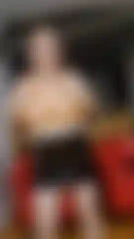 Gonna in lattice, spagnola, gioco con le tette, enormi tette naturali, capezzoli duri, lozione, tette che rimbalzano, mi piego.