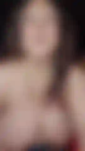 Allargo il culo e inserisco il plug anale nella calza e negli stivali di pelle.