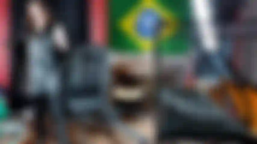 Non posso credere di averti scaricata perché eri una piagnucolona, ​​e ora mi implori di riprenderti. Ascolta, potrei considerarlo, ma ad una sola condizione: se prima riesco ad umiliarti!