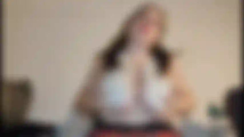 Mostra le mie enormi tette e accarezza il tuo cazzo per me.