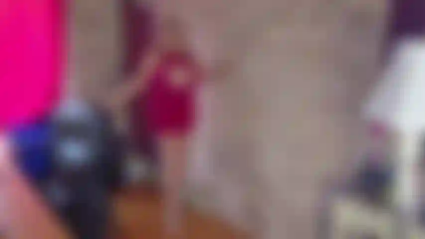 Tacchi altissimi, camminata da modella e joi dopo uno spogliarello.