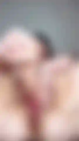 Mi scopo la scopata con un dildo da vicino e la fica rasata.