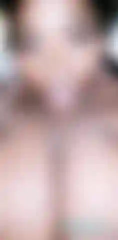 Grandi meloni, figa grassa: scivolosa e succosa, ascolta e basta.