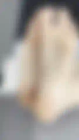 Gambe oliate, bagliore vellutato, e una piccola ossessione: dai un voto a questa vista da 1 a 10 👀.