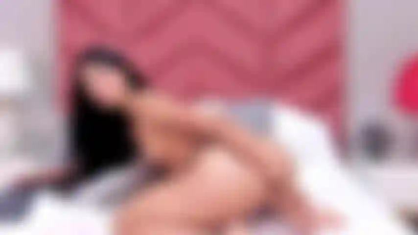 Una cowgirl al contrario con un enorme dildo e una figa molto bagnata.