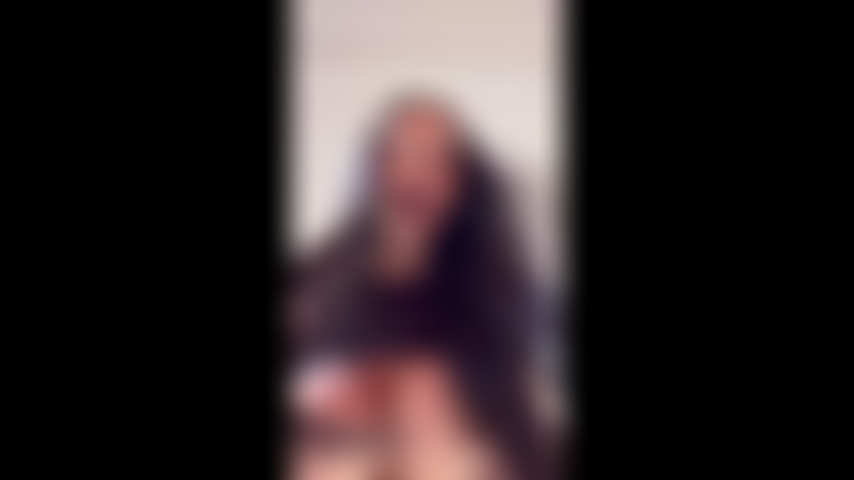 Oggi non ho resistito... Ero troppo eccitata e avevo bisogno di sentirmi piena. Ecco una piccola anteprima del mio gioco selvaggio... Vuoi vedere di più?