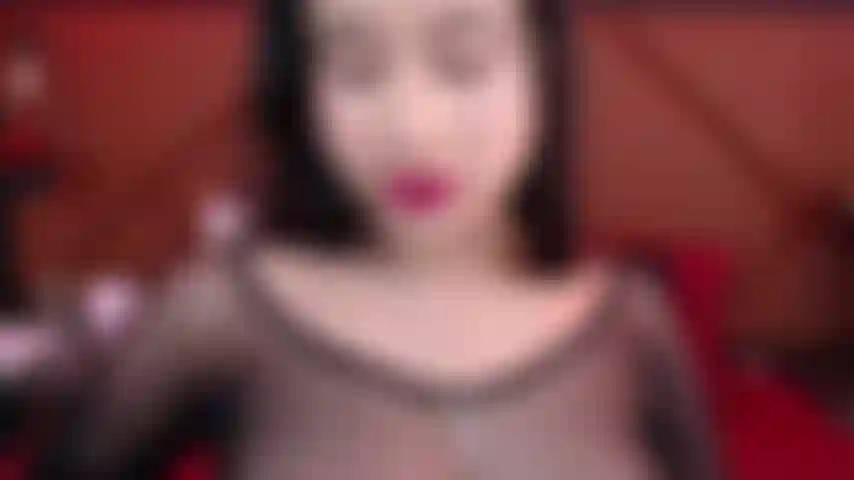 Tocco tutto il mio corpo con il mio dildo preferito e immagino che sia il tuo pene e mi masturbo con come voglio che tu mi scopi.